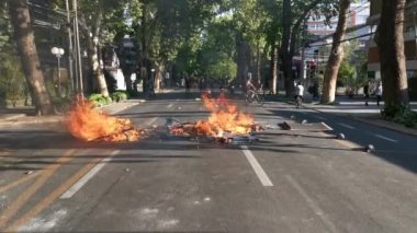 Santiago sokaklarında polisle protestocular arasında çatışmalar