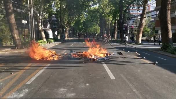 Столкновения Между Полицией Протестующими Улицах Сантьяго — стоковое видео