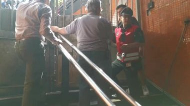 Santiago de Chile Ülke: Şili Tarihi: 6 Kasım 2019. Protestocuların üçüncü haftasında Santiago de Chile şehrinde çıkan son ayaklanmalar sırasında Providencia mahalle sokaklarında polisle protestocular arasında çatışma çıktı