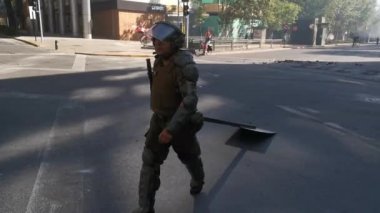 Santiago sokaklarında polisle protestocular arasında çatışmalar