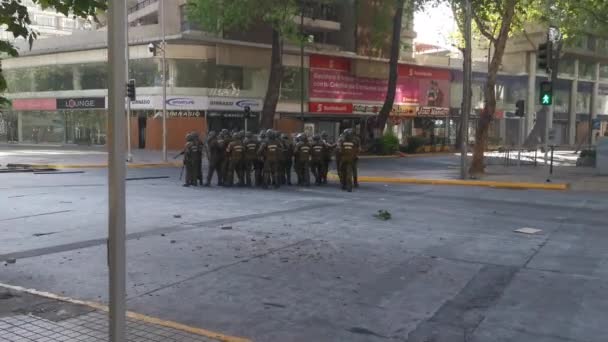 Starcia Między Policją Protestującymi Ulicach Santiago — Wideo stockowe