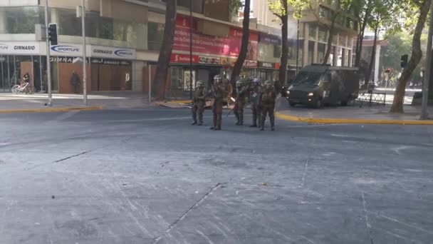 Sammandrabbningar Mellan Polis Och Demonstranter Santiago Gator — Stockvideo