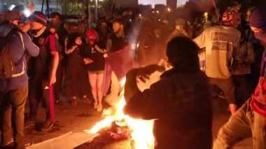 Santiago de Chile Ülke: Şili Tarihi: 6 Kasım 2019. Protestocuların üçüncü haftasında Santiago de Chile şehrinde çıkan son ayaklanmalar sırasında Providencia mahalle sokaklarında polisle protestocular arasında çatışma çıktı
