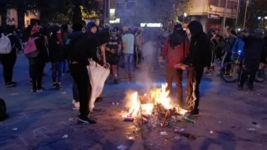 Santiago de Chile Ülke: Şili Tarihi: 6 Kasım 2019. Protestocuların üçüncü haftasında Santiago de Chile şehrinde çıkan son ayaklanmalar sırasında Providencia mahalle sokaklarında polisle protestocular arasında çatışma çıktı