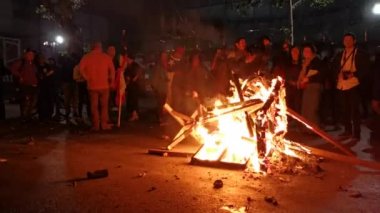 Santiago de Chile Ülke: Şili Tarihi: 6 Kasım 2019. Protestocuların üçüncü haftasında Santiago de Chile şehrinde çıkan son ayaklanmalar sırasında Providencia mahalle sokaklarında polisle protestocular arasında çatışma çıktı