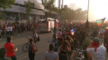 Santiago de Chile Ülke: Şili Tarihi: 6 Kasım 2019. Protestocuların üçüncü haftasında Santiago de Chile şehrinde çıkan son ayaklanmalar sırasında Providencia mahalle sokaklarında polisle protestocular arasında çatışma çıktı