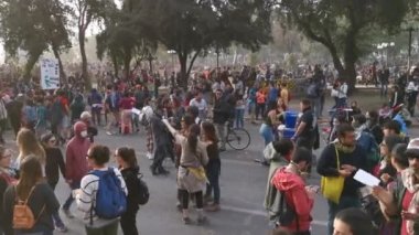 Santiago de Chile Ülke: Şili Tarihi: 6 Kasım 2019. Protestocuların üçüncü haftasında Santiago de Chile şehrinde çıkan son ayaklanmalar sırasında Providencia mahalle sokaklarında polisle protestocular arasında çatışma çıktı