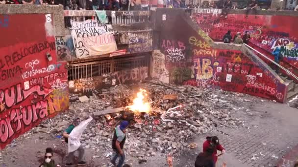 Santiago Chile Country Chile Date November 2019 在智利圣地亚哥市最近的骚乱中 警察和抗议者在普罗维登西亚街道上的冲突持续了第三个星期 — 图库视频影像
