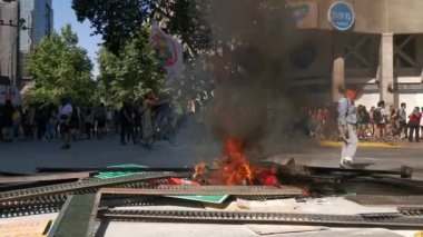 Santiago de Chile Ülke: Şili Tarihi: 6 Kasım 2019. Protestocuların üçüncü haftasında Santiago de Chile şehrinde çıkan son ayaklanmalar sırasında Providencia mahalle sokaklarında polisle protestocular arasında çatışma çıktı