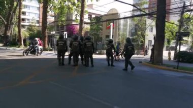 Santiago de Chile Ülke: Şili Tarihi: 6 Kasım 2019. Protestocuların üçüncü haftasında Santiago de Chile şehrinde çıkan son ayaklanmalar sırasında Providencia mahalle sokaklarında polisle protestocular arasında çatışma çıktı