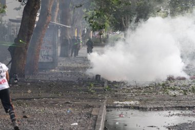Santiago de Chile Şili 19 / 10 / 2019 ayaklanmalar sırasında Plaza Italia Meydanı 'nda protestocular. Ordu 