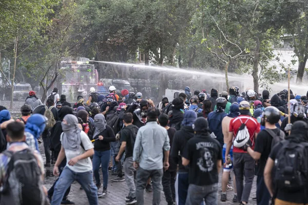 Santiago Chile Chile 2019 Tüntetők Plaza Italia Téren Zavargások Idején — Stock Fotó