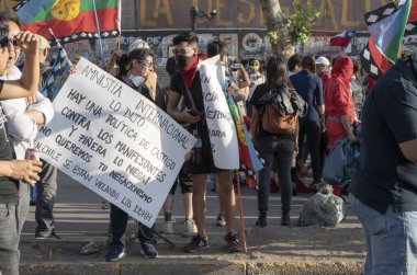 Santiago de Chile Şili 19 / 10 / 2019 ayaklanmalar sırasında Plaza Italia Meydanı 'nda protestocular. Ordu 