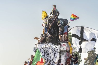 Santiago de Chile Şili 19 / 10 / 2019 ayaklanmalar sırasında Plaza Italia Meydanı 'nda protestocular. Ordu 