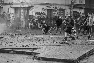 Santiago de Chile Şili 19 / 10 / 2019 ayaklanmalar sırasında Plaza Italia Meydanı 'nda protestocular. Ordu 
