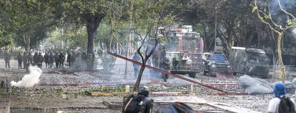 Santiago Chile Chile 2019 Tüntetők Plaza Italia Téren Zavargások Idején — Stock Fotó