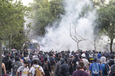 Santiago de Chile Şili 19 / 10 / 2019 ayaklanmalar sırasında Plaza Italia Meydanı 'nda protestocular. Ordu 