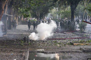 Santiago de Chile Şili 19 / 10 / 2019 ayaklanmalar sırasında Plaza Italia Meydanı 'nda protestocular. Ordu 