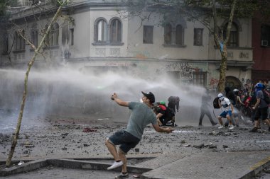 Santiago de Chile Şili 19 / 10 / 2019 ayaklanmalar sırasında Plaza Italia Meydanı 'nda protestocular. Ordu 
