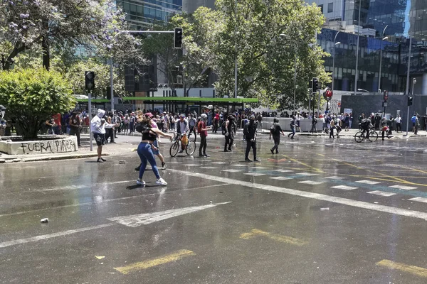2019年10月19日 智利圣地亚哥在意大利广场广场 Plaza Italia Square 发生骚乱 军队走上街头驱散 运动的示威 — 图库照片