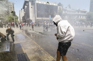 Santiago de Chile Şili 19 / 10 / 2019 ayaklanmalar sırasında Plaza Italia Meydanı 'nda protestocular. Ordu 