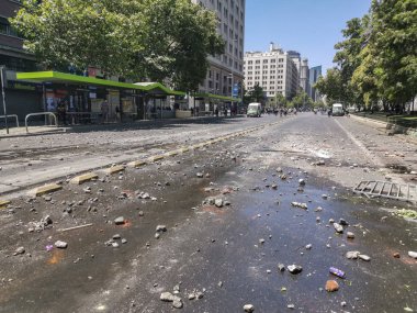 Santiago de Chile Şili 19 / 10 / 2019 ayaklanmalar sırasında Plaza Italia Meydanı 'nda protestocular. Ordu 