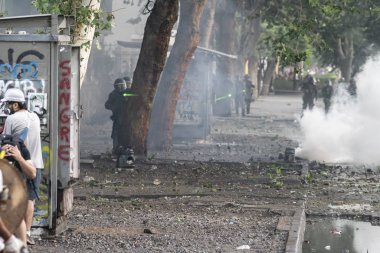 Santiago de Chile Şili 19 / 10 / 2019 ayaklanmalar sırasında Plaza Italia Meydanı 'nda protestocular. Ordu 