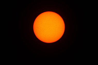 Gece gökyüzü üzerinde güzel bir gezegen birleşimi. Jüpiter, sağ üstte ve Ay, sol altta, karlı And Dağları 'nın üzerinden yükseliyor kış günü boyunca.