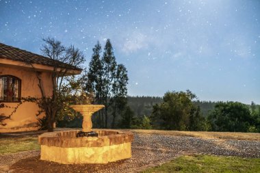 Evin yakınındaki fıskiyenin manzarası. Arka planda gece manzarası var.