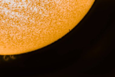 11 Kasım 2019 'da Merkür Gezegeni' nin Güneş yüzeyinde inanılmaz bir astronomik olay meydana geldi. H Alpha teleskop görüntüsünde Merkür 'ün küçük boyutunu Güneş diski ve güneş patlamalarıyla karşılaştırabiliriz.