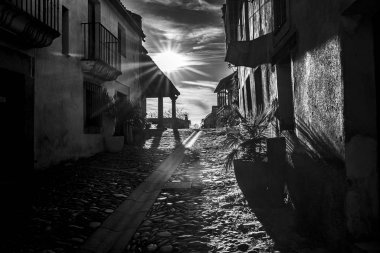 Granadilla kasabasındaki ortaçağ manzarası. Etkileyici bir ortaçağ şatosu. Etrafındaki savunma duvarı ile kasvetli bir gökyüzü ile ürkütücü bir fantezi dünyasının içinde kulesi var.