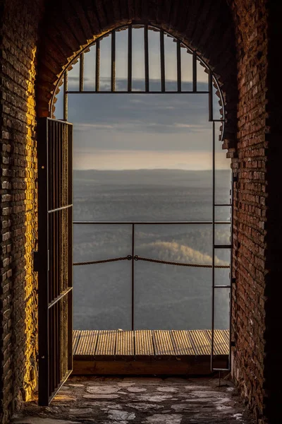 Вид Старого Здания Через Открытую Железную Дверь Зеленые Туманные Холмы — стоковое фото