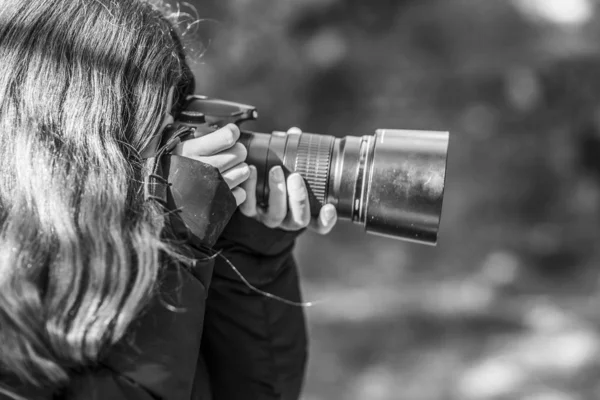 Vrouw Het Nemen Van Foto Camera Met Grote Lens Close — Stockfoto