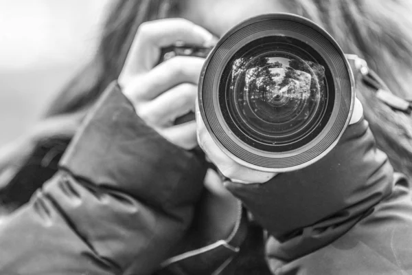 Vrouw Het Nemen Van Foto Camera Met Grote Lens Close — Stockfoto