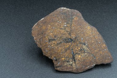 Arka planda göktaşı parçası