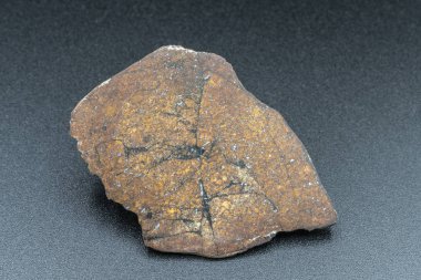 Arka planda göktaşı parçası