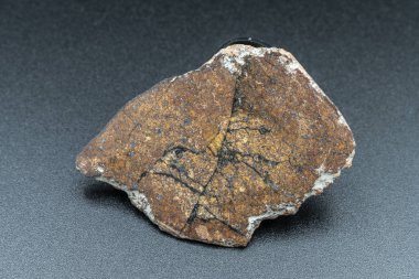 Arka planda göktaşı parçası