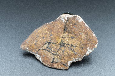 Arka planda göktaşı parçası