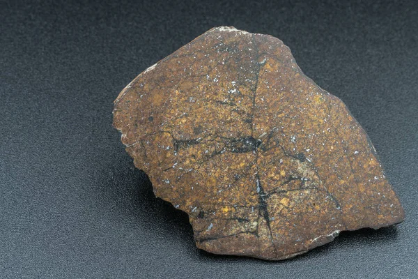 Arka planda göktaşı parçası