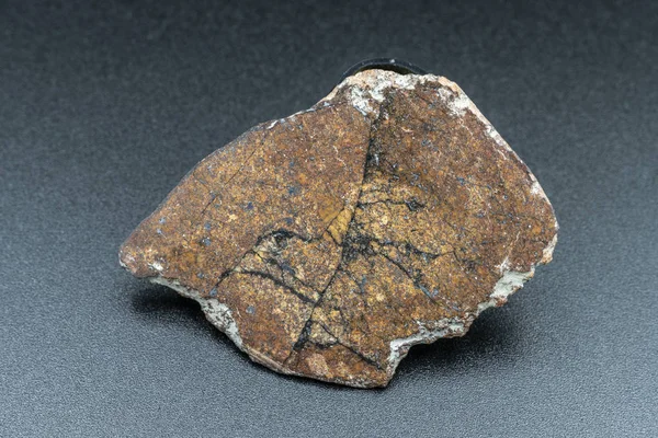 Arka planda göktaşı parçası