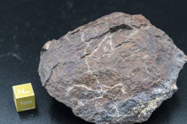 Arka planda göktaşı parçası