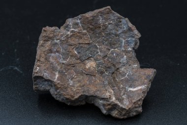 Arka planda göktaşı parçası