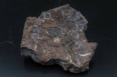 Arka planda göktaşı parçası