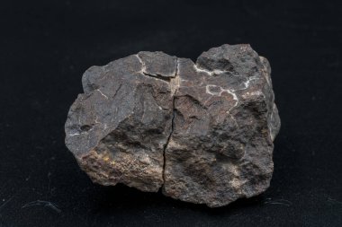 Arka planda göktaşı parçası