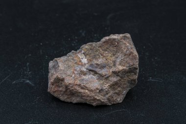 Arka planda göktaşı parçası