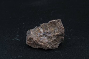 Arka planda göktaşı parçası