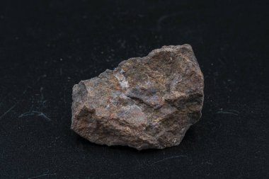 Arka planda göktaşı parçası