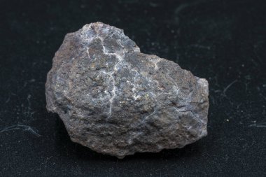 Arka planda göktaşı parçası