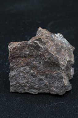 Arka planda göktaşı parçası