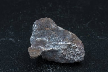 Arka planda göktaşı parçası